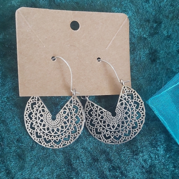 Elegant Silver Filigree Earrings - Picture 2 of 2